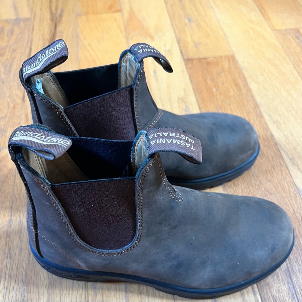 Rustic brown Blundstone women’s classic Chelsea boots